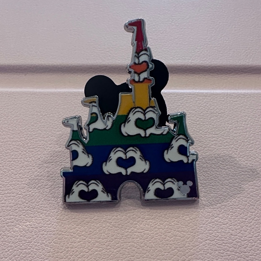 Walt Disney World Hidden Mickey  2025 Wave B: Castles Rainbow Heart Hands pin